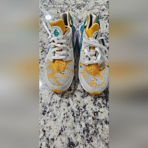 NIKE AIR HUARACHE LIGHT BONE RADIANT EMERALD / GOLD